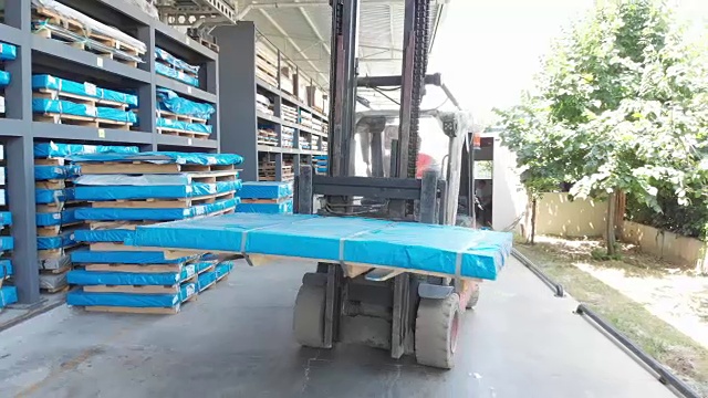 工人在仓库驾驶叉车视频素材画面1