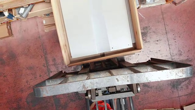 工人在仓库驾驶叉车视频素材画面1