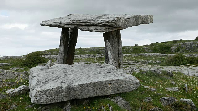 爱尔兰poulnabone Dolmen with stone slab.mov视频素材