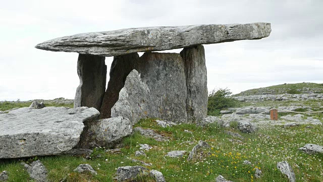 爱尔兰布伦莫夫的Poulnabrone Dolmen视频素材