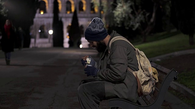 孤独的乞丐在夜晚走在街上-罗马背景视频素材