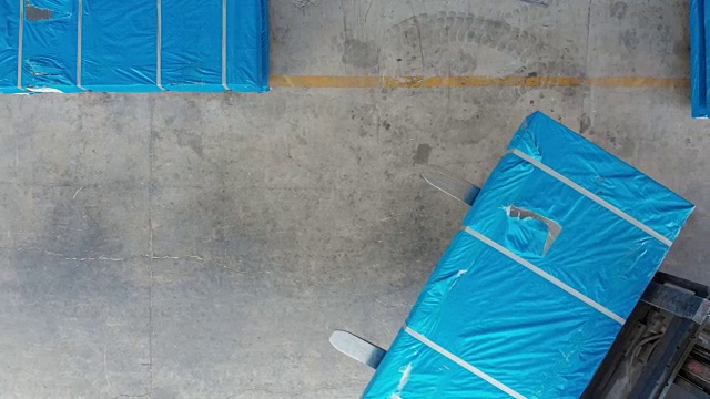 工人在仓库驾驶叉车视频素材画面3