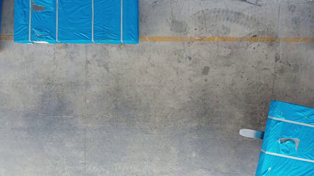 工人在仓库驾驶叉车视频素材画面4