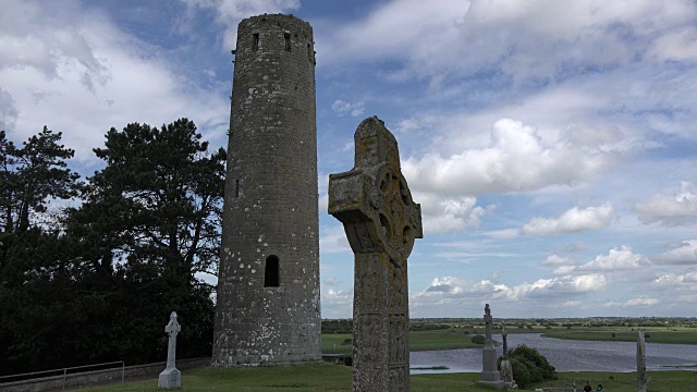 爱尔兰Clonmacnoise圆形塔和高十字阴影视频素材