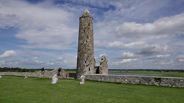 爱尔兰Clonmacnoise麦卡锡塔和芬欣神庙视频素材