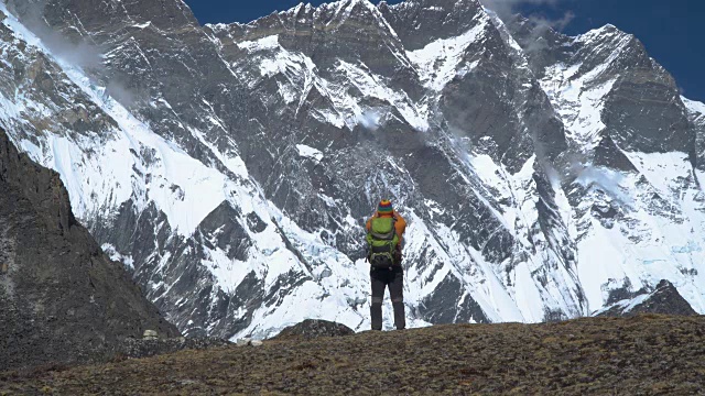 这家伙在喜马拉雅山旅行视频素材