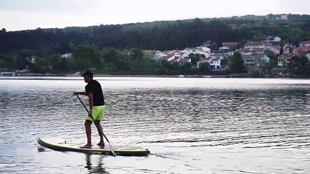 成熟男人桨冲浪视频素材