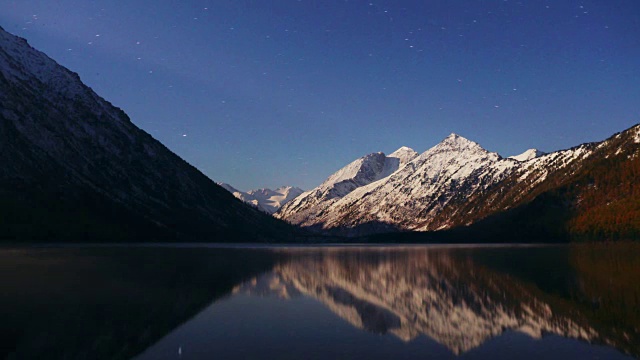 4K时间流逝镜头月球黎明在山湖的夜晚视频素材