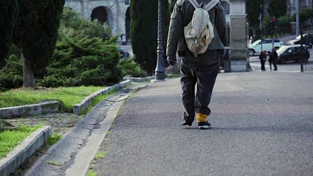 孤独的流浪汉走在罗马的大街上视频素材