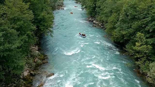 白水上的四只漂流船视频素材