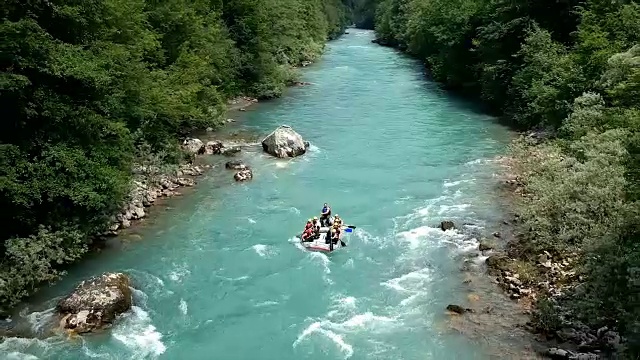 白水漂流队用桨在水中溅起水花，下行汹涌的急流视频素材