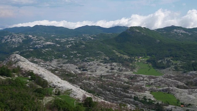 从高处俯瞰群山。视频素材