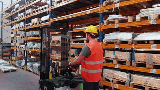 工人在仓库驾驶叉车视频素材画面2