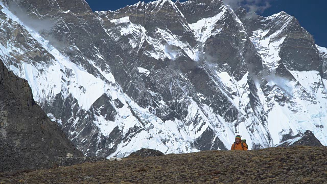 这家伙在喜马拉雅山旅行视频素材