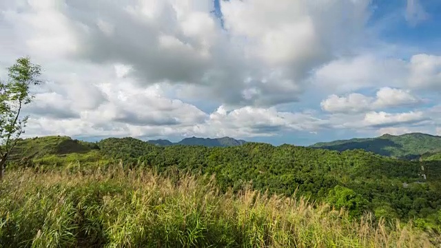 T/L TD热带山脉和蓝天与移动的云视频素材