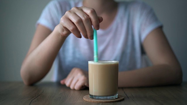 年轻女子在调冰咖啡视频素材