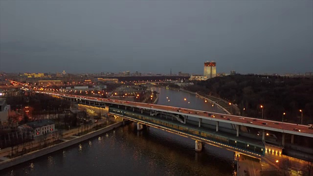 俄罗斯傍晚照亮莫斯科市内著名的交通河桥空中全景4k视频素材