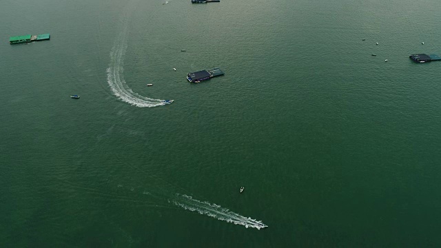 泰国芭堤雅海滩附近海上快艇的鸟瞰图视频素材