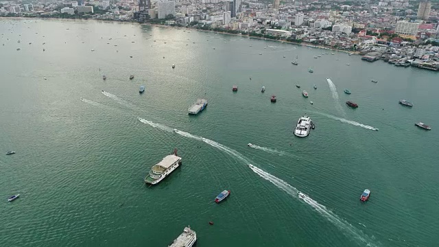 泰国芭堤雅海滩附近海上快艇的鸟瞰图视频素材