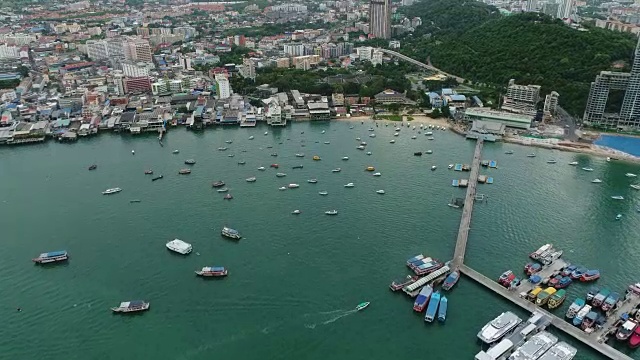 泰国芭堤雅海滩附近海上快艇的鸟瞰图视频素材