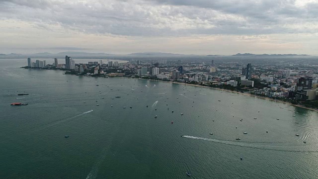 泰国芭堤雅海滩附近海上快艇的鸟瞰图视频素材