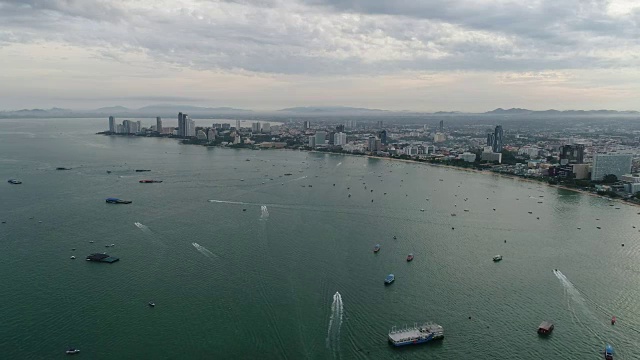 泰国芭堤雅海滩附近海上快艇的鸟瞰图视频素材