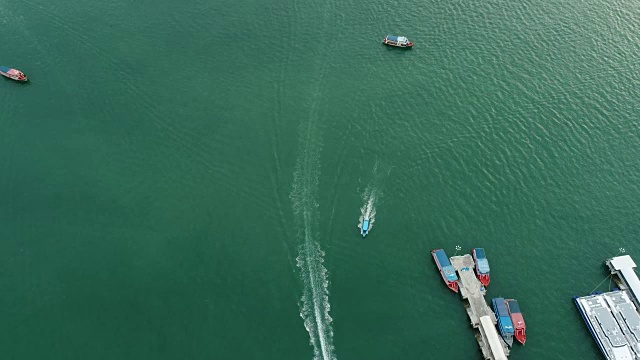 泰国芭堤雅海滩附近海上快艇的鸟瞰图视频素材