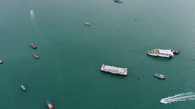 泰国芭堤雅海滩附近海上快艇的鸟瞰图视频素材