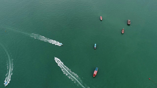 泰国芭堤雅海滩附近海上快艇的鸟瞰图视频素材