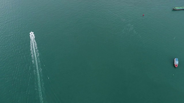 泰国芭堤雅海滩附近海上快艇的鸟瞰图视频素材