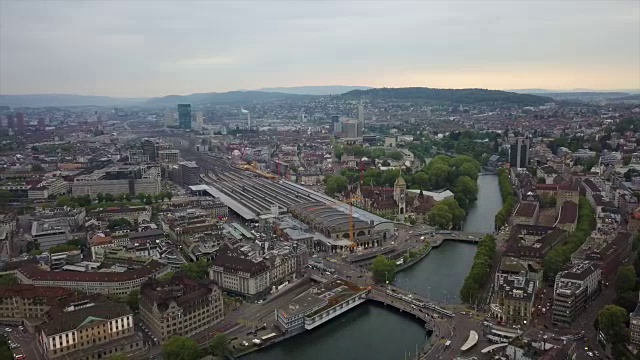 瑞士晚上时间苏黎世河城市景观航拍全景4k视频素材