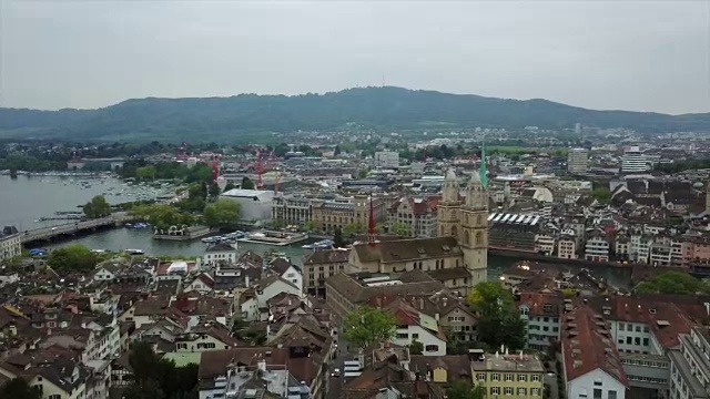 瑞士多云的傍晚，苏黎世市景，湖畔航拍全景4k视频素材