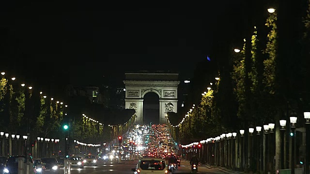 巴黎纪念碑夜景，香榭丽舍大街全景，右转视频素材