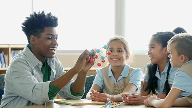 快乐的私立小学STEM学校的学生们学习分子结构视频素材