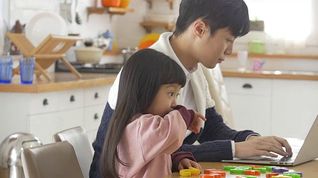 一个韩国爸爸和一个女儿坐在桌子上视频素材画面3