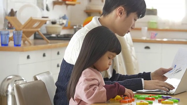 一个韩国爸爸和一个女儿坐在桌子上视频素材画面4