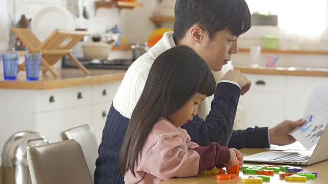 一个韩国爸爸和一个女儿坐在桌子上视频素材画面1
