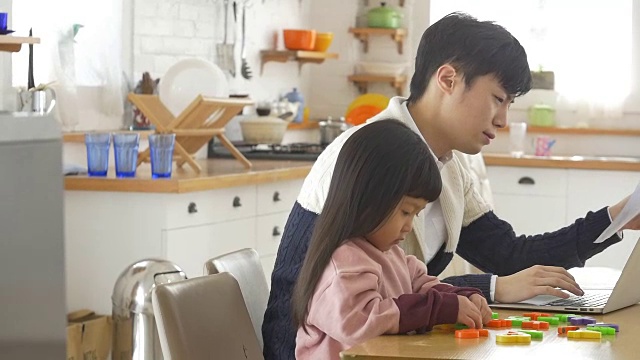 一个韩国爸爸和一个女儿坐在桌子上视频素材画面1