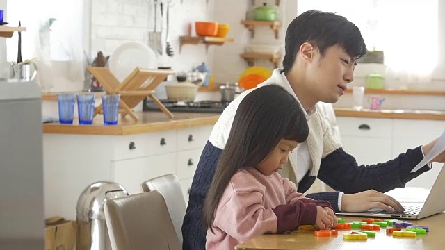 一个韩国爸爸和一个女儿坐在桌子上视频素材画面2