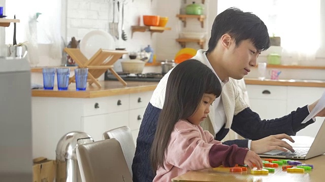 一个韩国爸爸和一个女儿坐在桌子上视频素材画面3