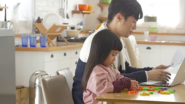 一个韩国爸爸和一个女儿坐在桌子上视频素材画面4
