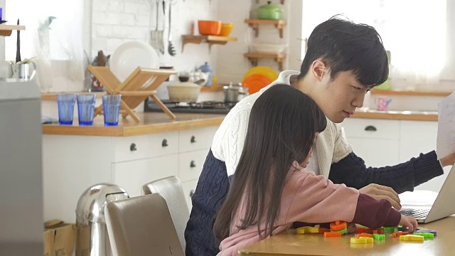 一个韩国爸爸和一个女儿坐在桌子上视频素材画面3
