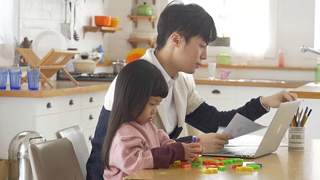 一个韩国爸爸和一个女儿坐在桌子上视频素材画面1