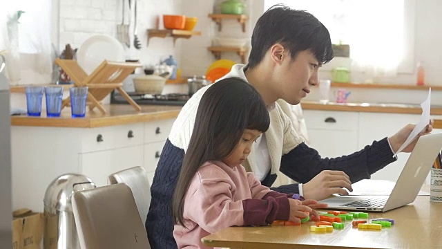 一个韩国爸爸和一个女儿坐在桌子上视频素材画面4