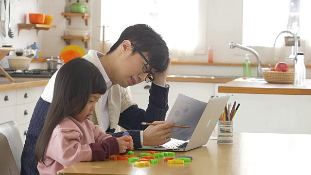一个韩国爸爸和一个女儿坐在桌子上视频素材画面3