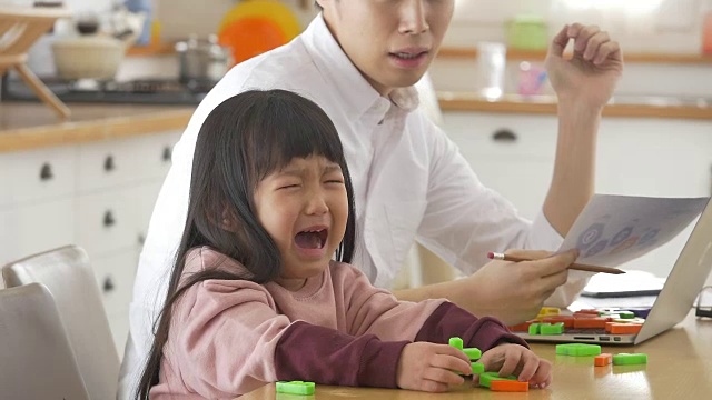 一位韩国父亲在看着哭泣的女儿视频素材画面1