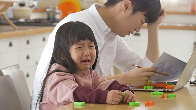 一位韩国父亲在看着哭泣的女儿视频素材画面2