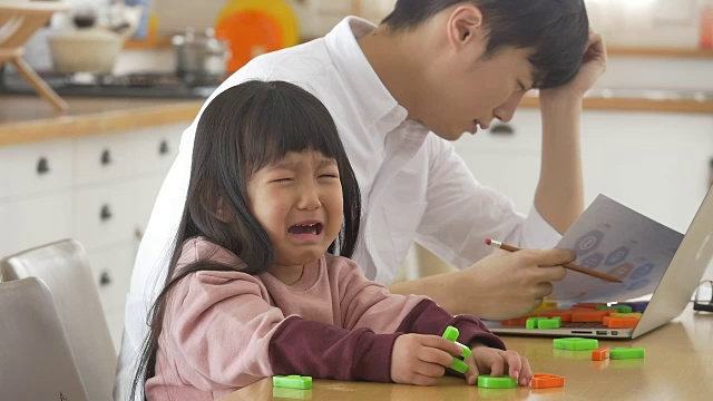 一位韩国父亲在看着哭泣的女儿视频素材画面3
