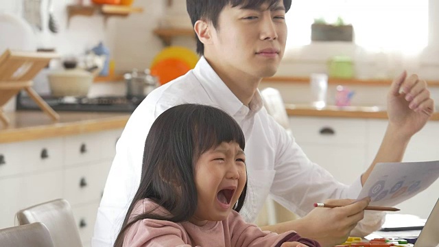 一位韩国父亲在看着哭泣的女儿视频素材画面1