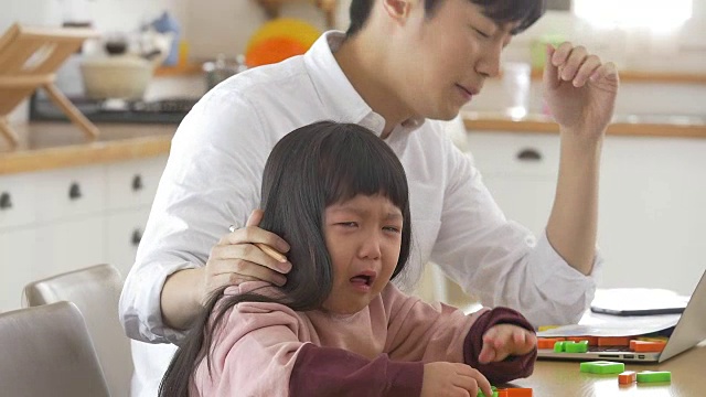 一位韩国父亲在看着哭泣的女儿视频素材画面2